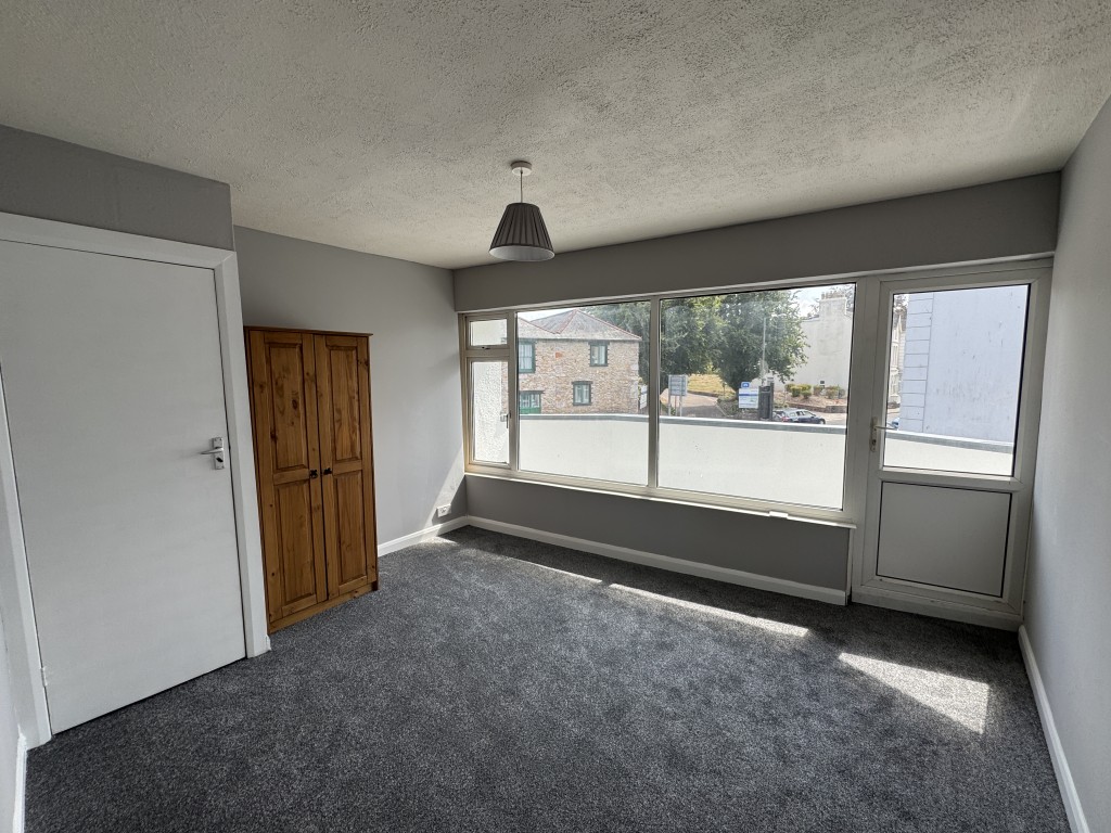 Lot: 68 - MIXED USE INVESTMENT CLOSE TO THE TOWN CENTRE - Second floor flat bedroom